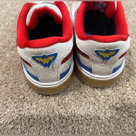Girls 8c Wonder Woman Puma Sneakers - Picture 2 of 5